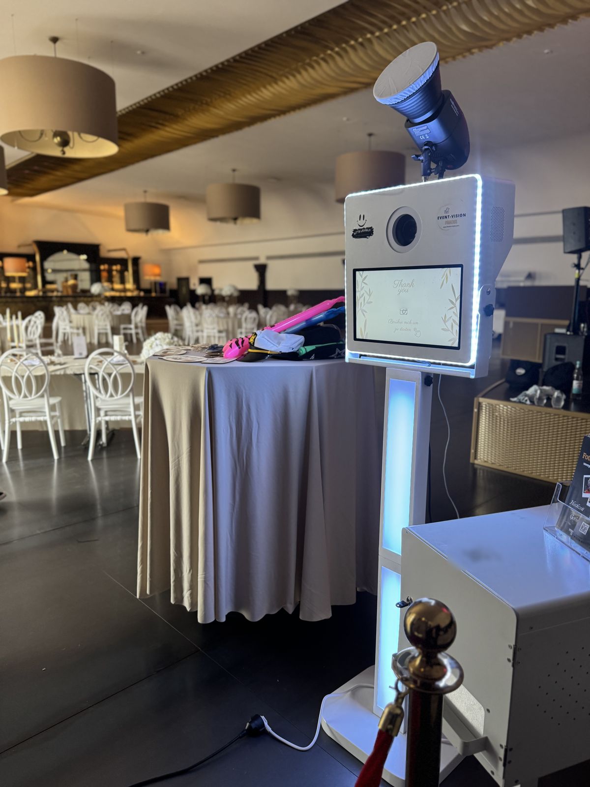 Fotobox mit persönlichem Thank-you-Startbildschirm und Requisiten-Tisch bei einer Hochzeit im Extrafein in Bottrop-Kirchhellen