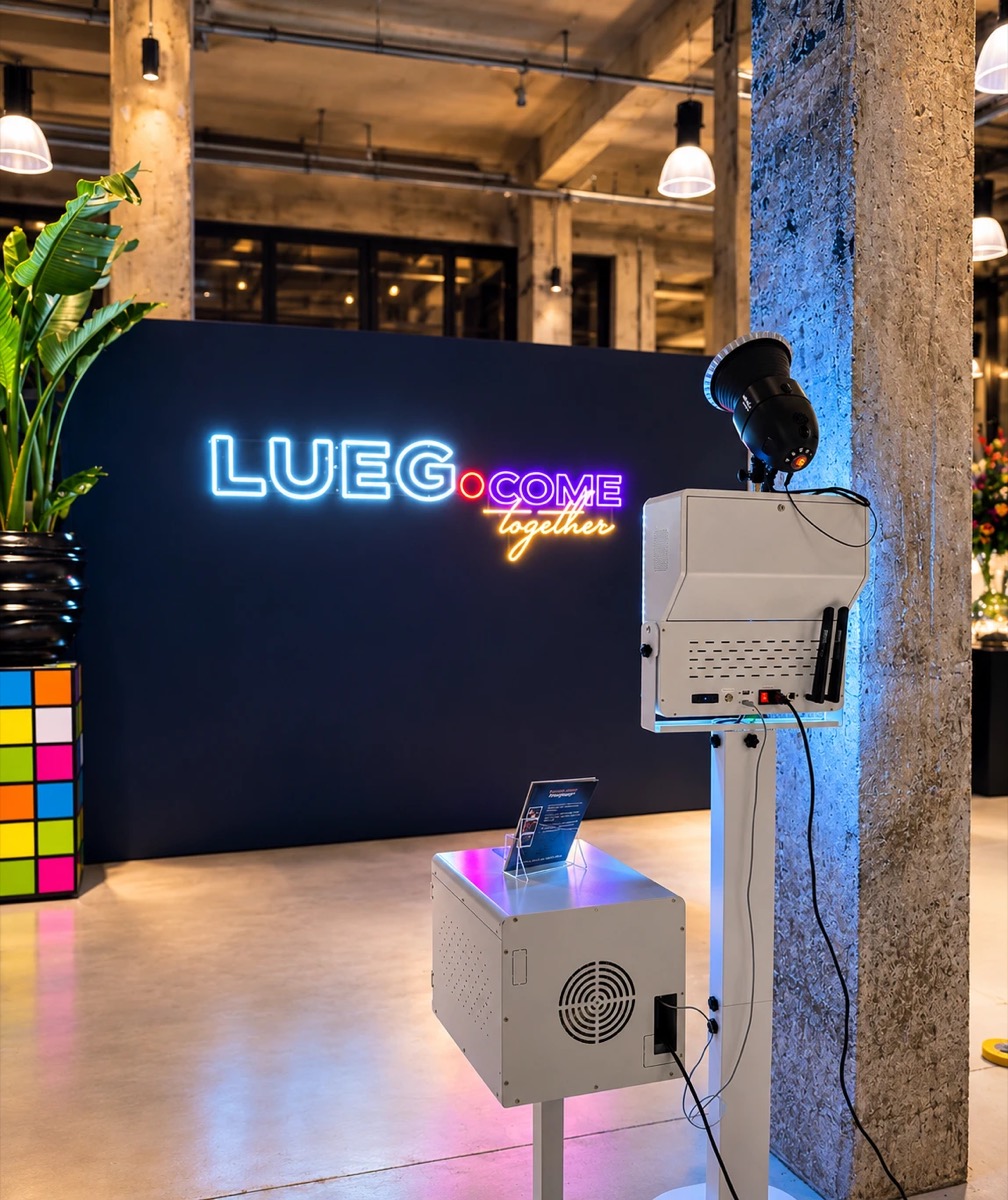 Fotobox vor der Lueg-Neonwand beim Firmenevent in der Grand Hall, Zeche Zollverein Essen