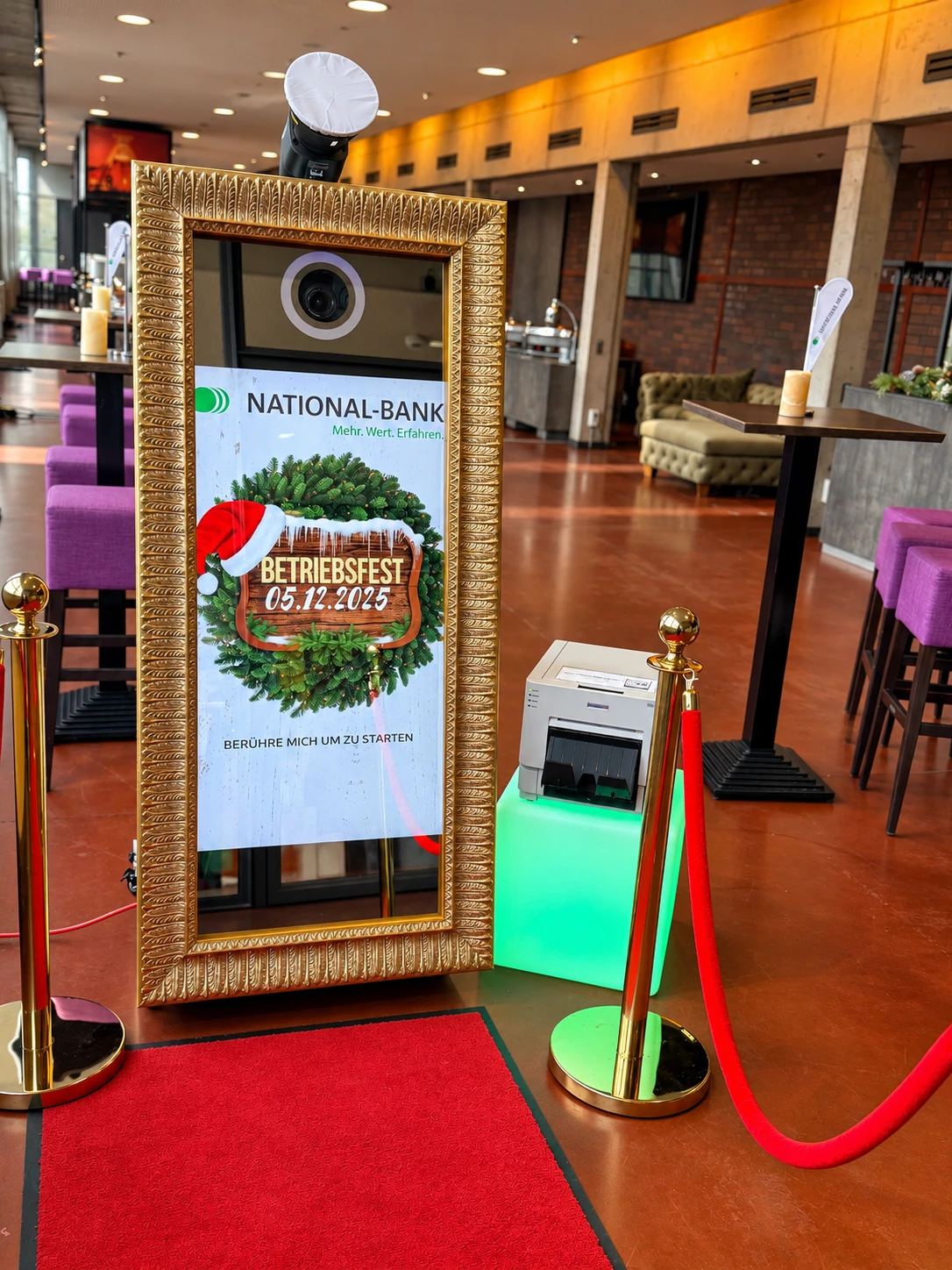 Fotospiegel Gold mit weihnachtlichem Firmen-Startbildschirm beim Betriebsfest im Casino Zollverein Essen