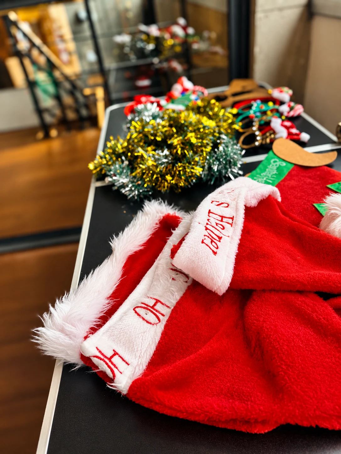Weihnachtliche Requisiten mit Weihnachtsmützen und Lametta für die Fotospiegel-Gäste beim Betriebsfest
