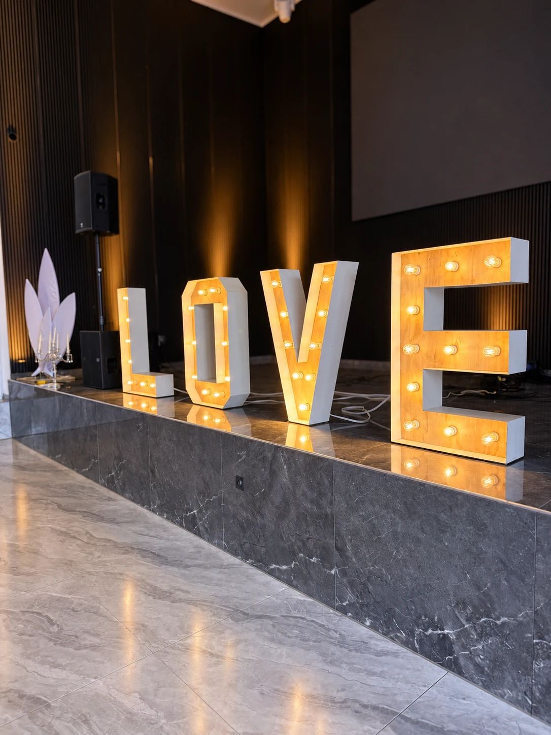 Leuchtende XXL LOVE-Buchstaben auf der Marmorbühne einer Hochzeit im Violin Ballroom in Dortmund