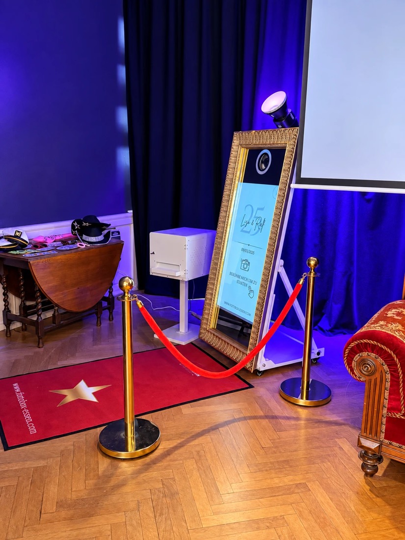 Fotospiegel mit Jubiläums-Layout und Drucker in einem Festsaal
