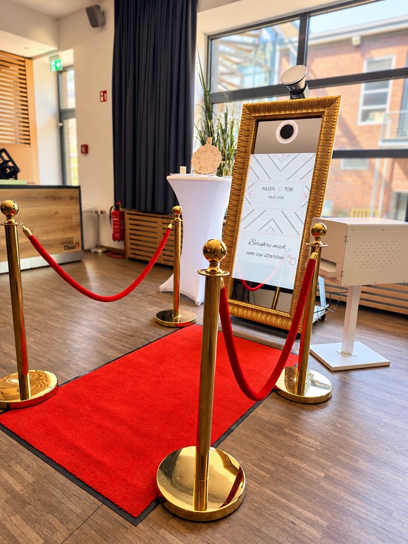 Goldener Fotospiegel mit Hochzeitslayout, rotem Teppich und goldenen Absperrständern