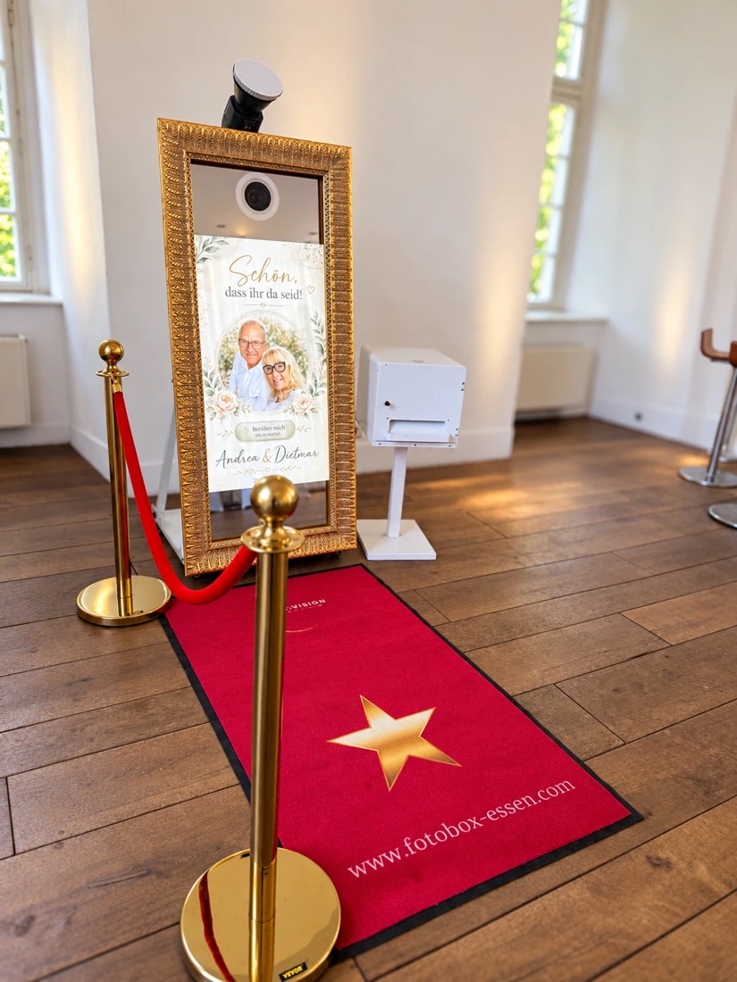 Goldener Fotospiegel mit persönlichem Startbildschirm, rotem Teppich und Absperrung